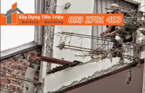 Phá dỡ công trình Quận 12 trong hẻm bằng thủ công.