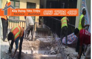 Nhân viên phá tháo dỡ nhà Quận 6.