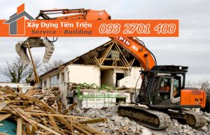 Phá dỡ công trình bằng xe cuốc ở Quận 8.