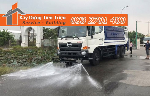 Xe tưới nước rửa đường tại Bến Tre